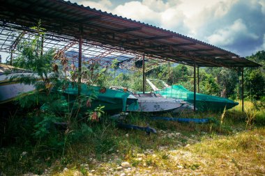 Koh Chang, Tayland, 16 Şubat 2025 Grand Laguna Oteli 'nin terk edilmiş tekneleri. Kapandıktan sonra, bina terk edildi ve yavaş yavaş bozulmaya başladı. Tekneler yok edilmeyi bekliyor..