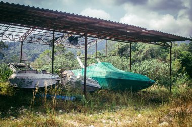 Koh Chang, Tayland, 16 Şubat 2025 Grand Laguna Oteli 'nin terk edilmiş tekneleri. Kapandıktan sonra, bina terk edildi ve yavaş yavaş bozulmaya başladı. Tekneler yok edilmeyi bekliyor..