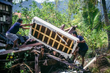 Koh Chang, Tayland, 16 Şubat 2025 İşçiler Grand Laguna Oteli 'nin terk edilmiş yüzen evini sökmeye başladılar. Bütün metalleri toplayıp geri kalanını çöpe atıyorlar..