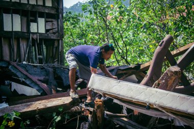 Koh Chang, Tayland, 16 Şubat 2025 İşçiler Grand Laguna Oteli 'nin terk edilmiş yüzen evini sökmeye başladılar. Bütün metalleri toplayıp geri kalanını çöpe atıyorlar..
