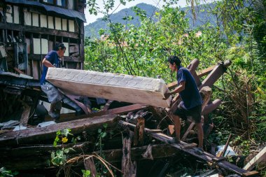 Koh Chang, Tayland, 16 Şubat 2025 İşçiler Grand Laguna Oteli 'nin terk edilmiş yüzen evini sökmeye başladılar. Bütün metalleri toplayıp geri kalanını çöpe atıyorlar..
