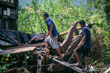 Koh Chang, Tayland, 16 Şubat 2025 İşçiler Grand Laguna Oteli 'nin terk edilmiş yüzen evini sökmeye başladılar. Bütün metalleri toplayıp geri kalanını çöpe atıyorlar..