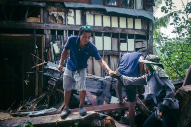 Koh Chang, Tayland, 16 Şubat 2025 İşçiler Grand Laguna Oteli 'nin terk edilmiş yüzen evini sökmeye başladılar. Bütün metalleri toplayıp geri kalanını çöpe atıyorlar..