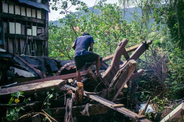 Koh Chang, Tayland, 16 Şubat 2025 İşçiler Grand Laguna Oteli 'nin terk edilmiş yüzen evini sökmeye başladılar. Bütün metalleri toplayıp geri kalanını çöpe atıyorlar..