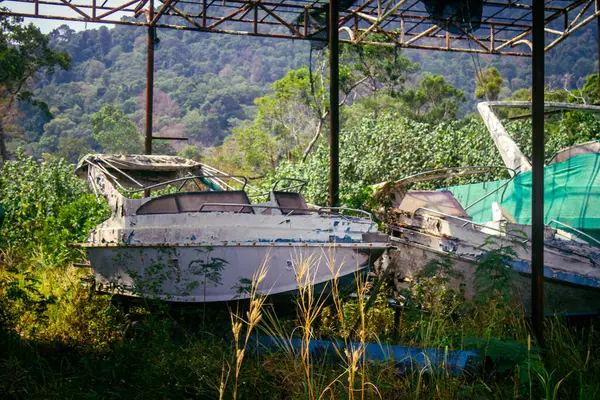 Koh Chang, Tayland, 16 Şubat 2025 Grand Laguna Oteli 'nin terk edilmiş tekneleri. Kapandıktan sonra, bina terk edildi ve yavaş yavaş bozulmaya başladı. Tekneler yok edilmeyi bekliyor..