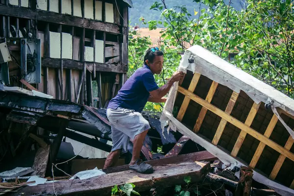 Koh Chang, Tayland, 16 Şubat 2025 İşçiler Grand Laguna Oteli 'nin terk edilmiş yüzen evini sökmeye başladılar. Bütün metalleri toplayıp geri kalanını çöpe atıyorlar..