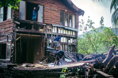 Koh Chang, Tayland, 16 Şubat 2025 İşçiler Grand Laguna Oteli 'nin terk edilmiş yüzen evini sökmeye başladılar. Bütün metalleri toplayıp geri kalanını çöpe atıyorlar..