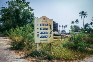Koh Chang, Tayland, 16 Şubat 2025 İşçiler Grand Laguna Oteli 'nin terk edilmiş yüzen evini sökmeye başladılar. Bütün metalleri toplayıp geri kalanını çöpe atıyorlar..