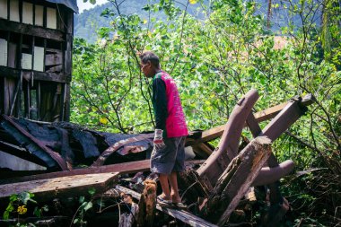 Koh Chang, Tayland, 16 Şubat 2025 İşçiler Grand Laguna Oteli 'nin terk edilmiş yüzen evini sökmeye başladılar. Bütün metalleri toplayıp geri kalanını çöpe atıyorlar..