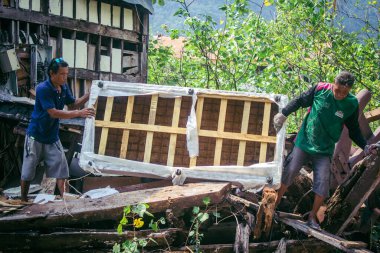 Koh Chang, Tayland, 16 Şubat 2025 İşçiler Grand Laguna Oteli 'nin terk edilmiş yüzen evini sökmeye başladılar. Bütün metalleri toplayıp geri kalanını çöpe atıyorlar..