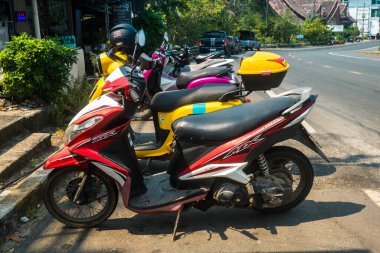 Koh Chang, Tayland, 15 Şubat 2025 Scooter 'lar Tayland' daki Koh Chang adasının sokaklarına park ettiler. Canlı sokak hayatı, zengin kültür mirası ve hareketli pazarlarıyla ünlüdür..