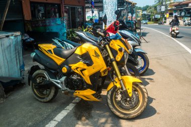 Koh Chang, Tayland, 15 Şubat 2025 Scooter 'lar Tayland' daki Koh Chang adasının sokaklarına park ettiler. Canlı sokak hayatı, zengin kültür mirası ve hareketli pazarlarıyla ünlüdür..