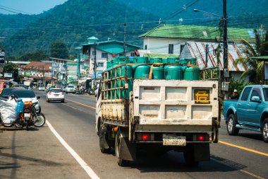 Koh Chang, Tayland, 15 Şubat 2025 Koh Chang caddelerinde trafik. Ada canlı sokak hayatı, zengin kültür mirası ve hareketli pazarlarıyla ünlüdür..