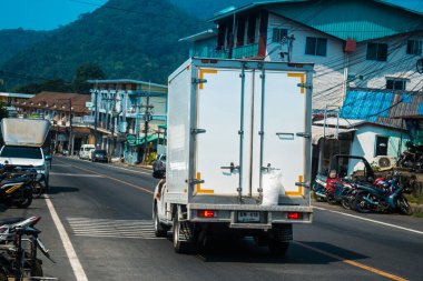 Koh Chang, Tayland, 15 Şubat 2025 Koh Chang caddelerinde trafik. Ada canlı sokak hayatı, zengin kültür mirası ve hareketli pazarlarıyla ünlüdür..