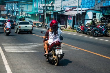 Koh Chang, Tayland, 15 Şubat 2025 Tayland 'da Koh Chang adasının sokaklarında motosikletli insanlar dolaşıyor. Canlı sokak hayatı, zengin kültür mirası ve hareketli pazarlarıyla ünlüdür.