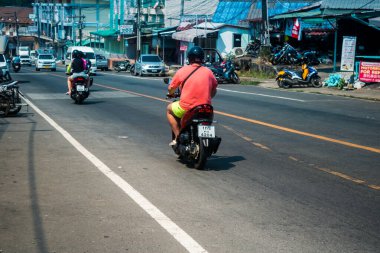Koh Chang, Tayland, 15 Şubat 2025 Tayland 'da Koh Chang adasının sokaklarında motosikletli insanlar dolaşıyor. Canlı sokak hayatı, zengin kültür mirası ve hareketli pazarlarıyla ünlüdür.