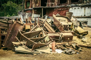 Koh Chang, Tayland, 16 Şubat 2025 Grand Laguna Oteli, terk edilmiş otel teknesi. Müessese bir yangınla harap oldu ve bugün sadece kömürleşmiş ceset parçalandı..