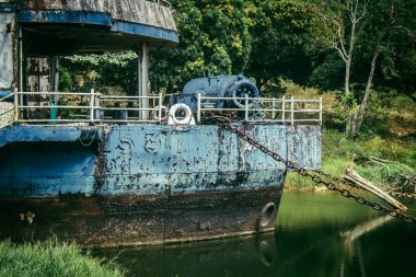 Koh Chang, Tayland, 16 Şubat 2025 Grand Laguna Oteli, terk edilmiş otel teknesi. Müessese bir yangınla harap oldu ve bugün sadece kömürleşmiş ceset parçalandı..
