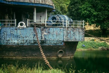 Koh Chang, Tayland, 16 Şubat 2025 Grand Laguna Oteli, terk edilmiş otel teknesi. Müessese bir yangınla harap oldu ve bugün sadece kömürleşmiş ceset parçalandı..
