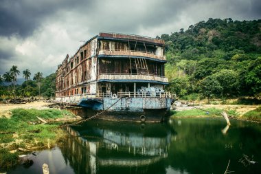 Koh Chang, Tayland, 16 Şubat 2025 Grand Laguna Oteli, terk edilmiş otel teknesi. Müessese bir yangınla harap oldu ve bugün sadece kömürleşmiş ceset parçalandı..