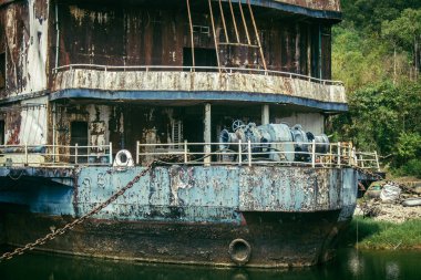 Koh Chang, Tayland, 16 Şubat 2025 Grand Laguna Oteli, terk edilmiş otel teknesi. Müessese bir yangınla harap oldu ve bugün sadece kömürleşmiş ceset parçalandı..