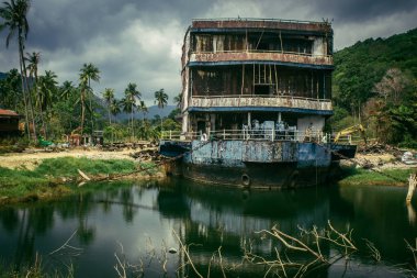 Koh Chang, Tayland, 16 Şubat 2025 Grand Laguna Oteli, terk edilmiş otel teknesi. Müessese bir yangınla harap oldu ve bugün sadece kömürleşmiş ceset parçalandı..
