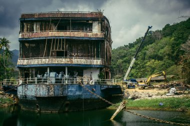 Koh Chang, Tayland, 16 Şubat 2025 Grand Laguna Oteli, terk edilmiş otel teknesi. Müessese bir yangınla harap oldu ve bugün sadece kömürleşmiş ceset parçalandı..