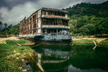 Koh Chang, Tayland, 16 Şubat 2025 Grand Laguna Oteli, terk edilmiş otel teknesi. Müessese bir yangınla harap oldu ve bugün sadece kömürleşmiş ceset parçalandı..