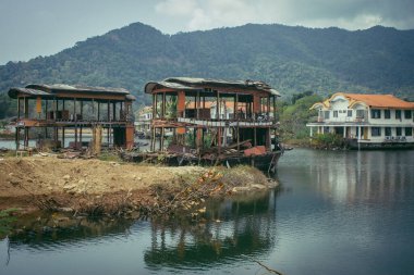 Koh Chang, Tayland, 16 Şubat 2025 Grand Laguna Otel 'in terk edilmiş yüzen evi. Kapandıktan sonra tesis terk edildi ve yavaş yavaş bozulmaya başladı. Şu anda sökülüyorlar..