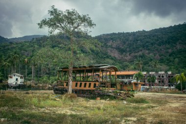Koh Chang, Tayland, 16 Şubat 2025 Grand Laguna Otel 'in terk edilmiş yüzen evi. Kapandıktan sonra tesis terk edildi ve yavaş yavaş bozulmaya başladı. Şu anda sökülüyorlar..