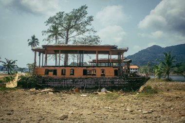 Koh Chang, Tayland, 16 Şubat 2025 Grand Laguna Otel 'in terk edilmiş yüzen evi. Kapandıktan sonra tesis terk edildi ve yavaş yavaş bozulmaya başladı. Şu anda sökülüyorlar..