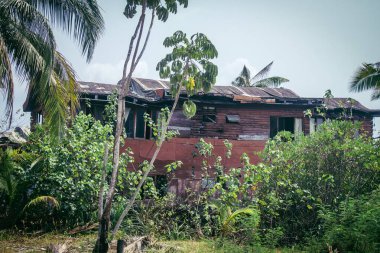 Koh Chang, Tayland, 16 Şubat 2025 Grand Laguna Otel 'in terk edilmiş yüzen evi. Kapandıktan sonra tesis terk edildi ve yavaş yavaş bozulmaya başladı. Şu anda sökülüyorlar..