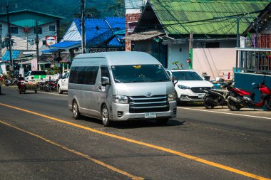 Koh Chang, Tayland, 15 Şubat 2025 Koh Chang caddelerinde trafik. Ada canlı sokak hayatı, zengin kültür mirası ve hareketli pazarlarıyla ünlüdür..