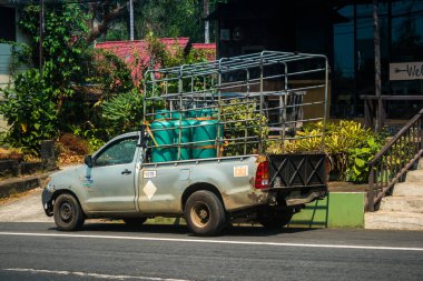 Koh Chang, Tayland, 15 Şubat 2025 Koh Chang caddelerinde trafik. Ada canlı sokak hayatı, zengin kültür mirası ve hareketli pazarlarıyla ünlüdür..