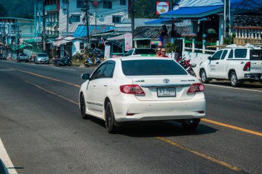 Koh Chang, Tayland, 15 Şubat 2025 Koh Chang caddelerinde trafik. Ada canlı sokak hayatı, zengin kültür mirası ve hareketli pazarlarıyla ünlüdür..
