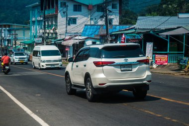 Koh Chang, Tayland, 15 Şubat 2025 Koh Chang caddelerinde trafik. Ada canlı sokak hayatı, zengin kültür mirası ve hareketli pazarlarıyla ünlüdür..