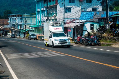 Koh Chang, Tayland, 15 Şubat 2025 Koh Chang caddelerinde trafik. Ada canlı sokak hayatı, zengin kültür mirası ve hareketli pazarlarıyla ünlüdür..