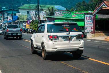 Koh Chang, Tayland, 15 Şubat 2025 Koh Chang caddelerinde trafik. Ada canlı sokak hayatı, zengin kültür mirası ve hareketli pazarlarıyla ünlüdür..
