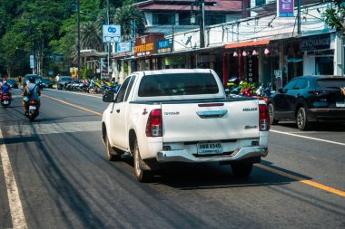 Koh Chang, Tayland, 15 Şubat 2025 Koh Chang caddelerinde trafik. Ada canlı sokak hayatı, zengin kültür mirası ve hareketli pazarlarıyla ünlüdür..