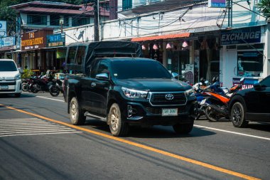 Koh Chang, Tayland, 15 Şubat 2025 Koh Chang caddelerinde trafik. Ada canlı sokak hayatı, zengin kültür mirası ve hareketli pazarlarıyla ünlüdür..
