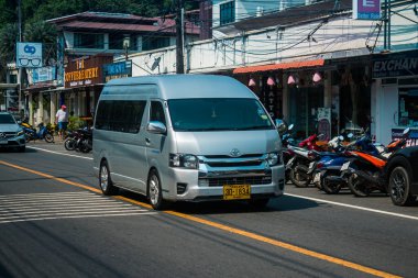 Koh Chang, Tayland, 15 Şubat 2025 Koh Chang caddelerinde trafik. Ada canlı sokak hayatı, zengin kültür mirası ve hareketli pazarlarıyla ünlüdür..