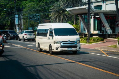 Koh Chang, Tayland, 15 Şubat 2025 Koh Chang caddelerinde trafik. Ada canlı sokak hayatı, zengin kültür mirası ve hareketli pazarlarıyla ünlüdür..