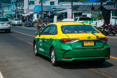 Koh Chang, Tayland, 15 Şubat 2025 Taxi Tayland 'daki Koh Chang adasının sokaklarında dolanıyor. Canlı sokak hayatı, zengin kültür mirası ve hareketli pazarlarıyla ünlüdür..