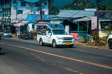 Koh Chang, Tayland, 15 Şubat 2025 Taxi Tayland 'daki Koh Chang adasının sokaklarında dolanıyor. Canlı sokak hayatı, zengin kültür mirası ve hareketli pazarlarıyla ünlüdür..