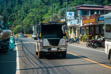 Koh Chang, Tayland, 15 Şubat 2025 Taxi Tayland 'daki Koh Chang adasının sokaklarında dolanıyor. Canlı sokak hayatı, zengin kültür mirası ve hareketli pazarlarıyla ünlüdür..