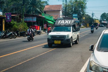 Koh Chang, Tayland, 15 Şubat 2025 Taxi Tayland 'daki Koh Chang adasının sokaklarında dolanıyor. Canlı sokak hayatı, zengin kültür mirası ve hareketli pazarlarıyla ünlüdür..