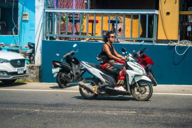 Koh Chang, Tayland, 15 Şubat 2025 Tayland 'da Koh Chang adasının sokaklarında motosikletli insanlar dolaşıyor. Canlı sokak hayatı, zengin kültür mirası ve hareketli pazarlarıyla ünlüdür.