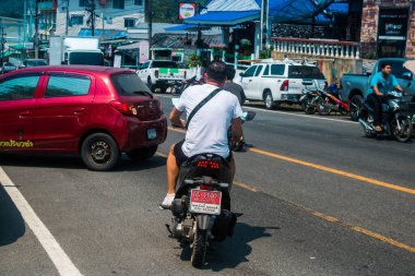 Koh Chang, Tayland, 15 Şubat 2025 Tayland 'da Koh Chang adasının sokaklarında motosikletli insanlar dolaşıyor. Canlı sokak hayatı, zengin kültür mirası ve hareketli pazarlarıyla ünlüdür.