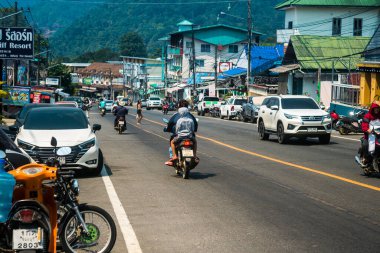 Koh Chang, Tayland, 15 Şubat 2025 Tayland 'da Koh Chang adasının sokaklarında motosikletli insanlar dolaşıyor. Canlı sokak hayatı, zengin kültür mirası ve hareketli pazarlarıyla ünlüdür.