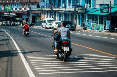 Koh Chang, Tayland, 15 Şubat 2025 Tayland 'da Koh Chang adasının sokaklarında motosikletli insanlar dolaşıyor. Canlı sokak hayatı, zengin kültür mirası ve hareketli pazarlarıyla ünlüdür.